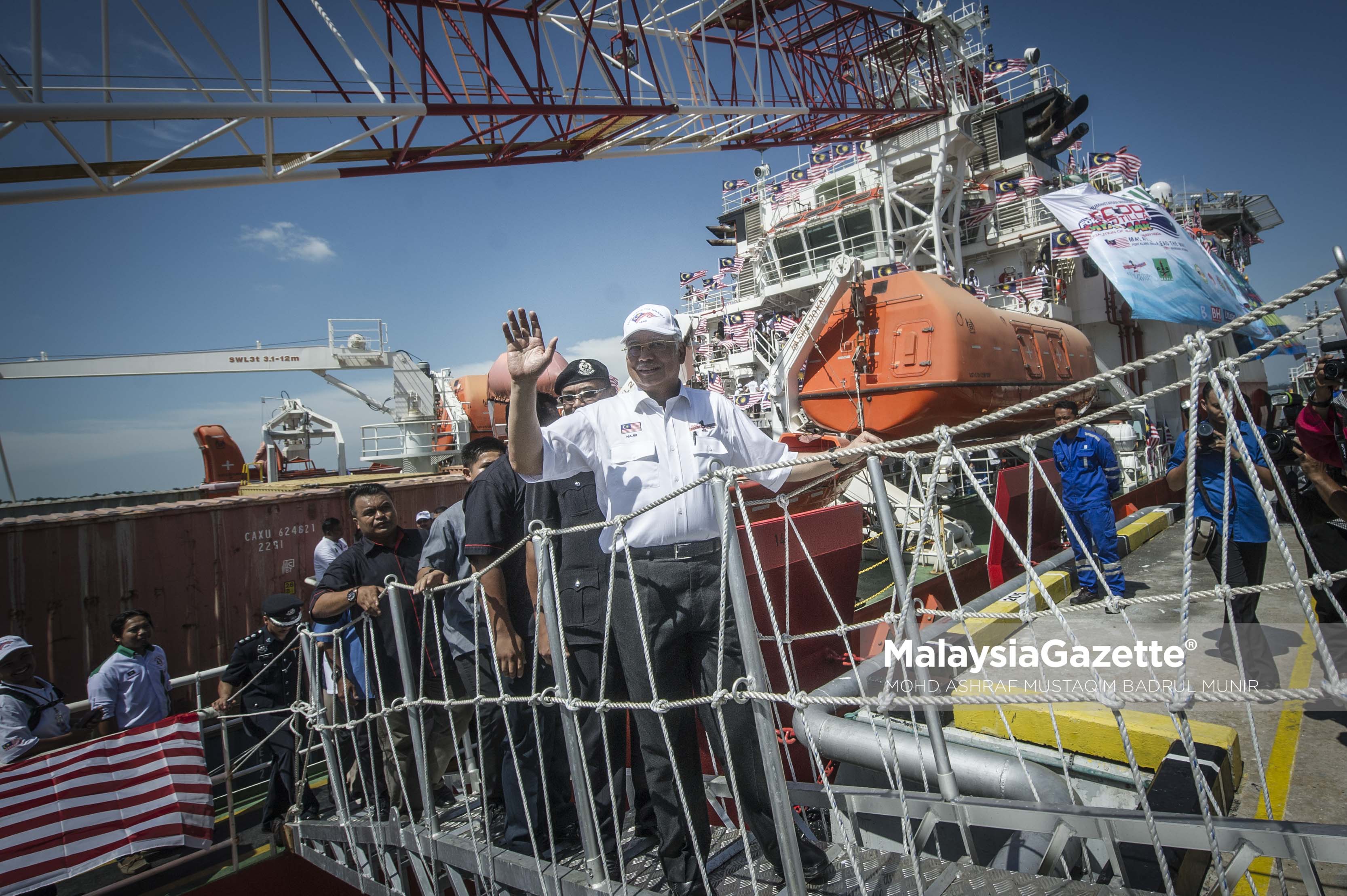 Perdana Menteri, Datuk Seri Najib Tun Razak melambaikan tangan ketika melangkah keluar dari kapal Nautical Aliya selepas meninjau kapal yang akan berlepas bagi misi kemanusian Rohingya ke Myanmar pada pelancaran misi kemanusian Food Flotilla For Myanmar di Boustead Cruise Centre, Pelabuhan Barat Klang, Selangor. foto ASHRAF MUSTAQIM BADRUL MUNIR, 03 FEBRUARI 2017.