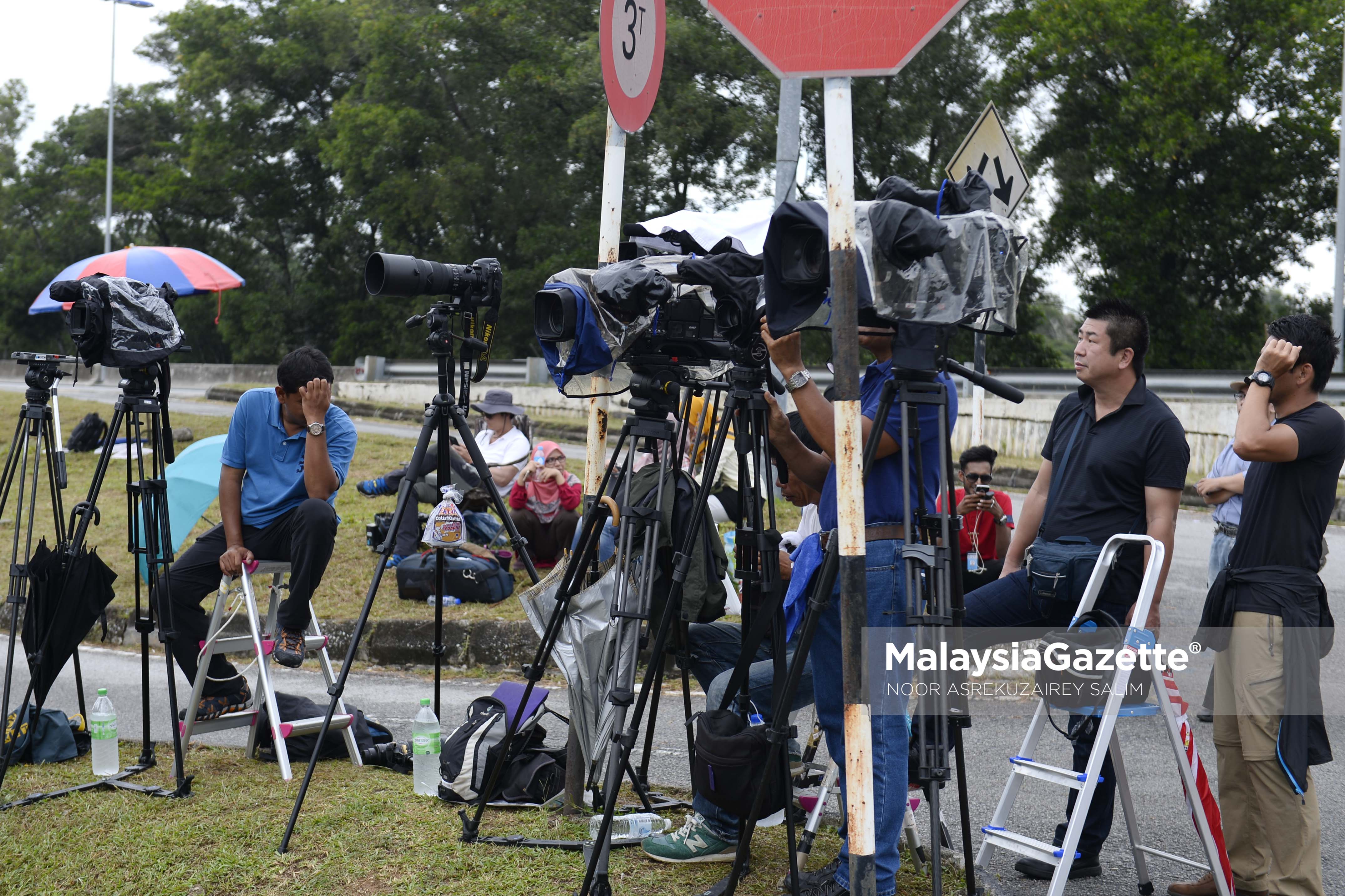 Media tempatan dan antarabangsa bersiap sedia bagi merakamkan pergerakan suspek selepas tepat jam 10pagi seorang suspek tahanan reman warga Korea Utara, Ri Jong Chol dibawa keluar dari lokap oleh anggota polis berikutan kes kematian Kim Jong-Nam, abang tiri kepada pemimpin Korea Utara yang dipercayai mati dibunuh di klia2 pada 13 Februari lalu, di Ibu Pejabat Daerah Polis Sepang, Selangor. foto NOOR ASREKUZAIREY SALIM, 24 FEBRUARI 2017.