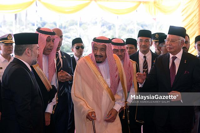 Sultan Muhammad V (kiri) berkenan menerima kunjungan Salman Abdulaziz Al Saud (tengah) di Dataran Parlimen, Kuala Lumpur. foto NOOR ASREKUZAIREY SALIM, 26 FEBRUARI 2017. 