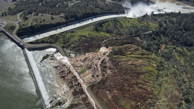 Salah sebuah alur Empangan Oroville sudah kelihatan melimpah. Foto Agensi