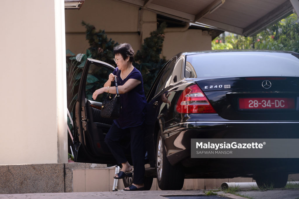 Seorang wanita yang tidak dapat dikenal pasti dilihat keluar dari kenderaan Kedutaan Korea Utara sebaik tiba di Kedutaan tersebut. foto SAFWAN MANSOR, 05 MAC 2017