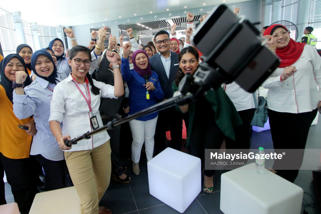 Menteri di Jabatan Perdana Menteri, Datuk Nancy Shukri (tengah) berswafoto sambil mengatakan "wanita power' bersama sebahagian golongan wanita yang hadir pada program 'Meet & Greet' bersama golongan wanita dalam sektor pengankutan awam darat (LPT) di stesen MRT Pusat Bandar Damansara. foto MOHD HAZROL ZAINAL, 07 MAC 2017.