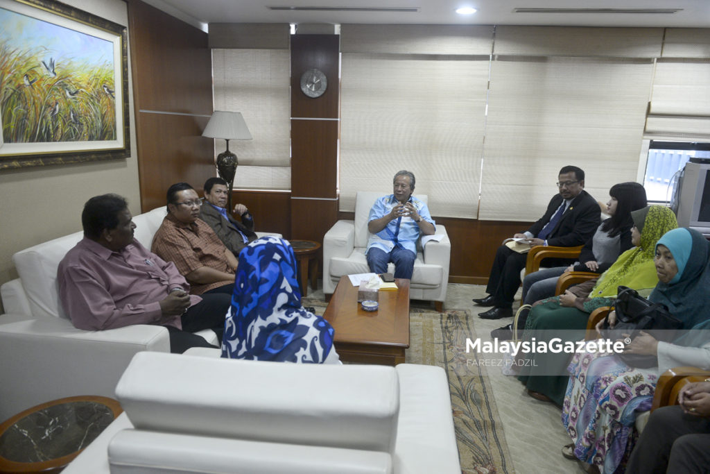 Menteri Luar, Datuk Seri Anifah Aman (tengah) berbincang dengan sebahagian ahli keluarga kakitangan kedutaan Malaysia yang tidak dibenarkan meninggalkan Korea Utara sambil diiringi Duta Besar Malaysia ke Korea Utara, Mohamad Nizan Mohamad (empat kanan) semasa sidang media di Institut Diplomasi Dan Hubungan Luar Negeri, Kuala Lumpur. foto FAREEZ FADZIL, 11 MAC 2017