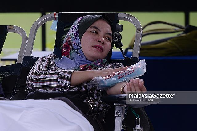 Azlina Dawami menderma darah di Masjid Negara, Kuala Lumpur. foto SAFWAN MANSOR, 17 MAC 2017.