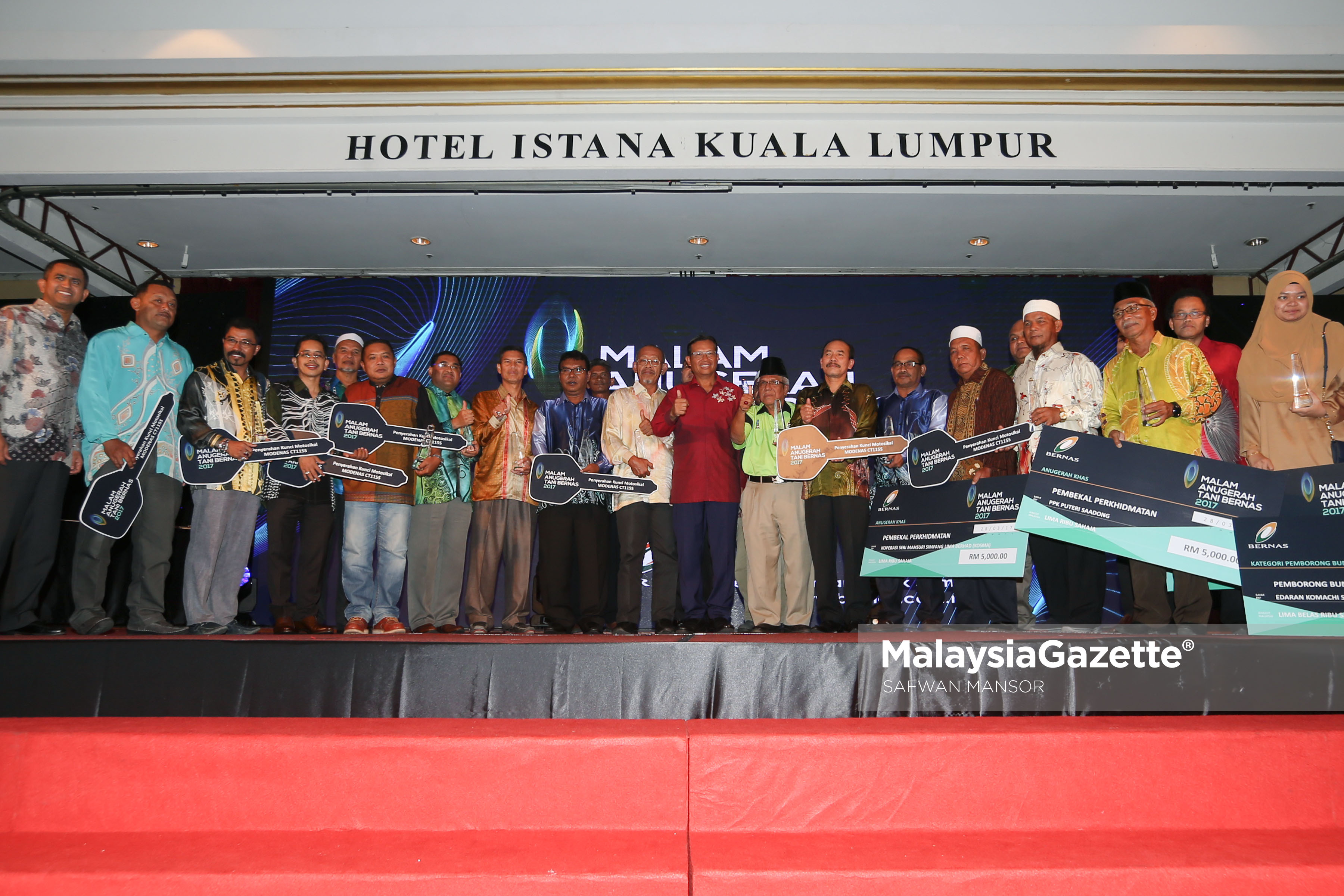 Menteri Pertanian dan Industri Asas Tani, Datuk Seri Shabery Cheek bergambar dengan sebahagian penerima anugerah pada Majlis Malam Anugerah Tani Bernas 2017 di Hotel Istana, Kuala Lumpur. foto SAFWAN MANSOR, 28 MAC 2017