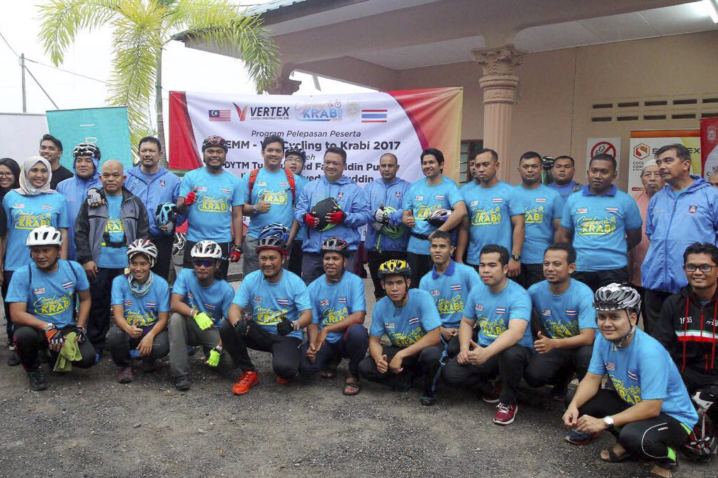 Raja Muda Perlis, DYTM Tuanku Syed Faizuddin Putra Jamalullail (tengah) berkenan bergambar kenangan bersama peserta-peserta kayuhan dan Team Tayar Golek (TTG) sempena Majlis Pelepasan KEMM-VCI Cycling to Krabi 2017 yang akan berbasikal dari Wang Kelian, Perlis ke Krabi Thailand sejauh 300 KM bermula 31 Mac dan berakhir 4 April ini di Kampung Baru Panggas, Padang Besar, Perlis. foto KELAB EKSPLORASI MEDIA MALAYSIA (KEMM), 30 MAC 2017