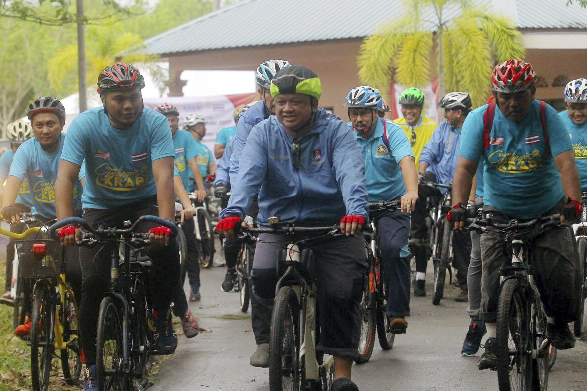 Raja Muda Perlis, DYTM Tuanku Syed Faizuddin Putra Jamalullail (tengah) berkenan berkayuh bersama peserta-peserta kayuhan dan Team Tayar Golek (TTG) sempena Majlis Pelepasan KEMM-VCI Cycling to Krabi 2017 yang akan berbasikal dari Wang Kelian, Perlis ke Krabi Thailand sejauh 300 KM bermula 31 Mac dan berakhir 4 April ini di Kampung Baru Panggas, Padang Besar, Perlis. foto KELAB EKSPLORASI MEDIA MALAYSIA (KEMM), 30 MAC 2017