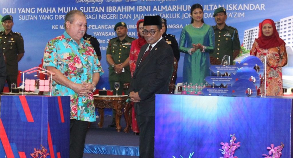 Sultan Johor, Sultan Ibrahim Sultan Iskandar melancarkan pembinaan Rumah Impian Bangsa Johor sambil diperhatikan oleh Menteri Besar Johor Datuk Seri Mohamed Khaled Nordin pada Majlis Pra Pelancaran Rumah Impian Bangsa Johor di Galleria@Kotaraya di sini semalam.