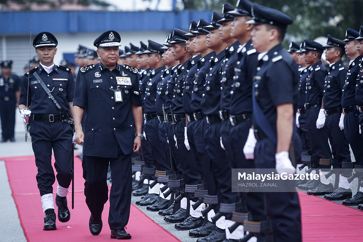 Ketua Polis Negara, Tan Sri Khalid Abu Bakar (dua kiri) memeriksa kawalan kehormat pada Majlis Perhimpunan Bulanan di Bukit Aman, Kuala Lumpur. foto MOHD HAZROL ZAINAL, 12 APRIL 2017.