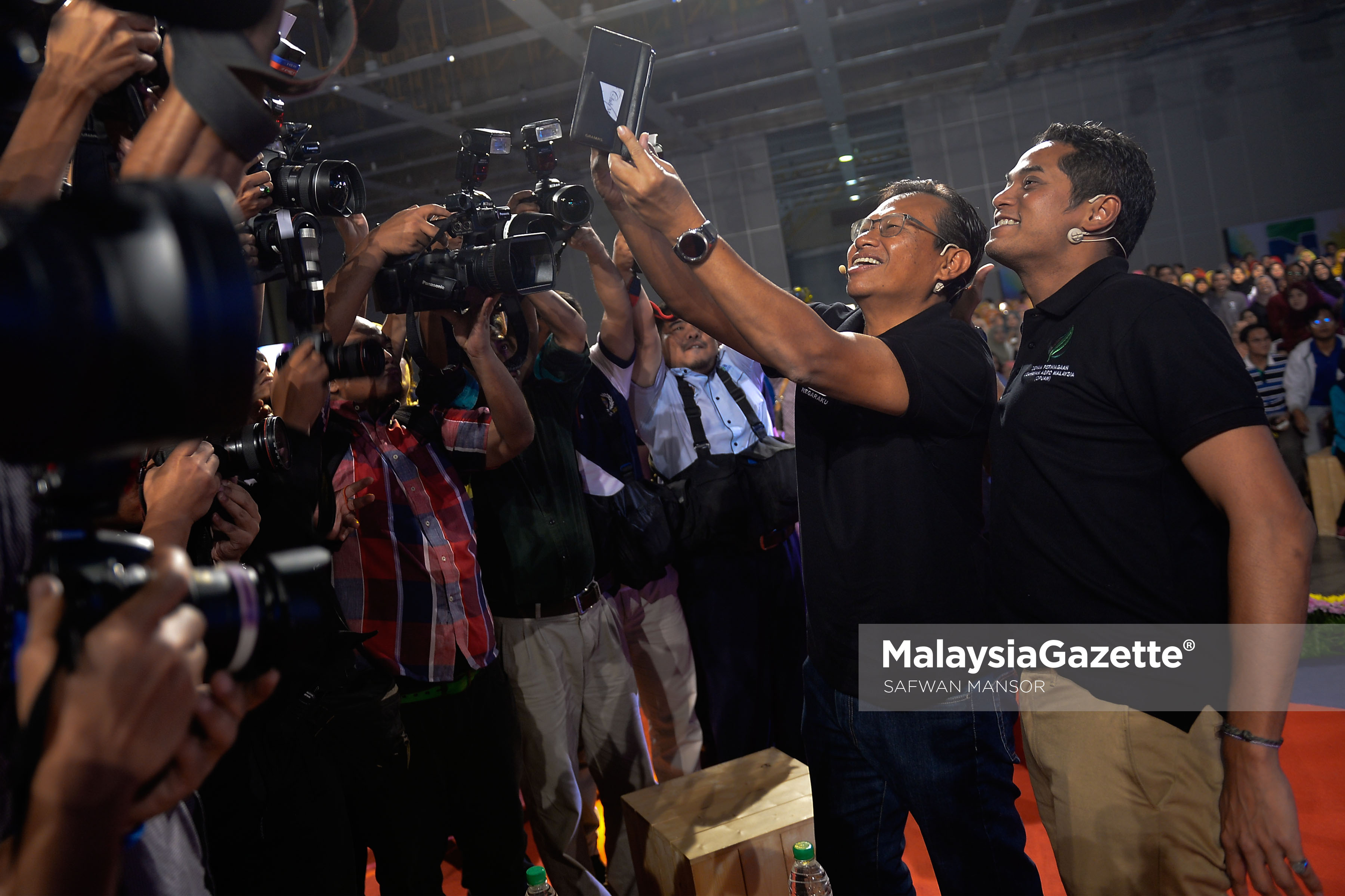 Reaksi spontan Menteri Pertanian dan Industri Asas Tani, Datuk Seri Shabery Cheek dan Menteri Belia dan Sukan, Yb Khairy Jamaluddin sempat berswafoto pada Program Chillax Agropreneur Muda TN50 di MAEPS Serdang. foto SAFWAN MANSOR, 12 APRIL 2017