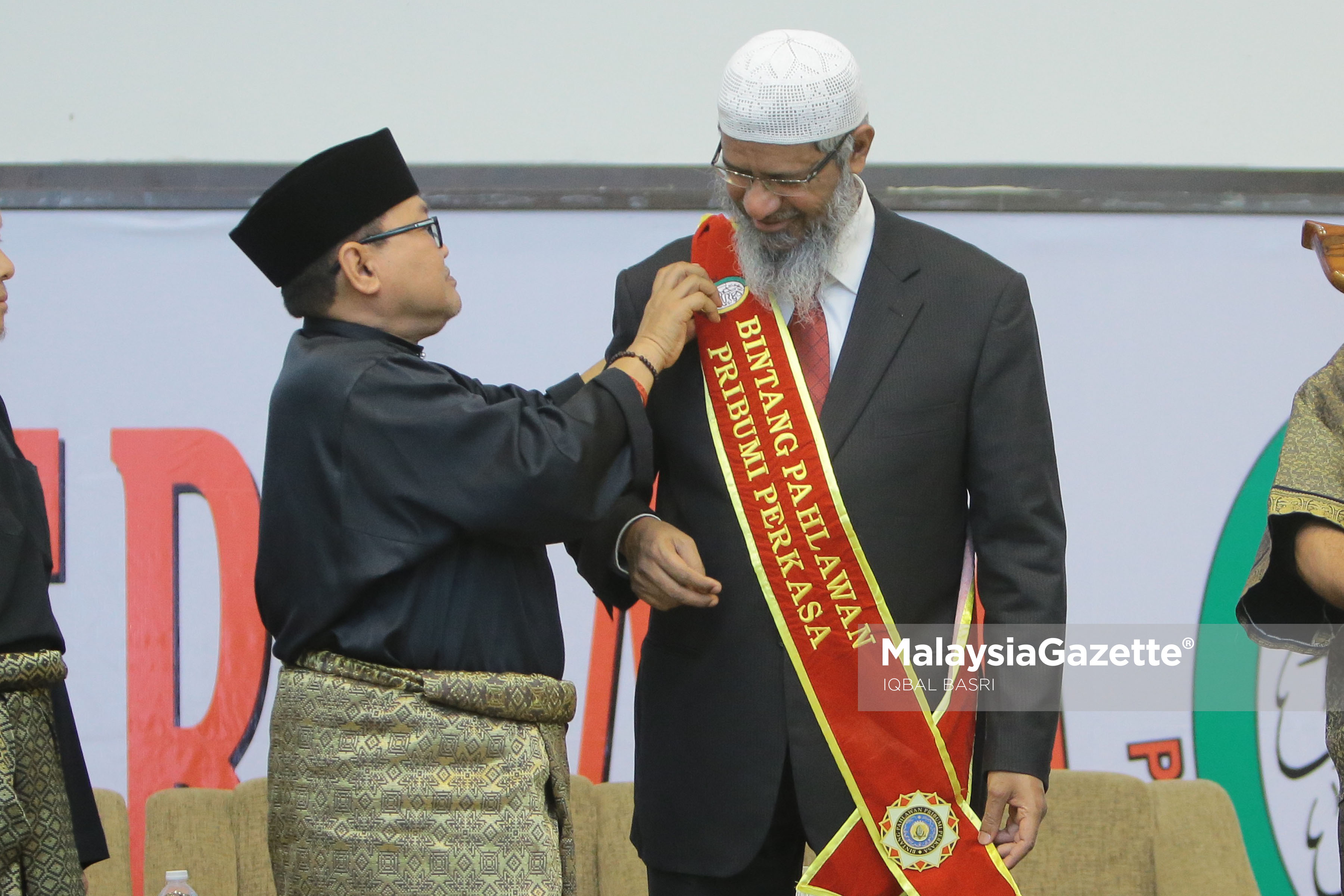 Presiden Perkasa Malaysia, Datuk Paduka Ibrahim Ali menganugerahkan Pangkat Bintang Pahlawan Pribumi PERKASA kepada Dr.Zakir Naik Abdul Karim pada Program Ijtimak 150 Cendekiawan Islam Bersama Dr. Zakir Naik Menangani Islamofobia di Rumah Alumni Universiti Malaya,Kuala Lumpur. foto IQBAL BASRI, 16 APRIL 2017.