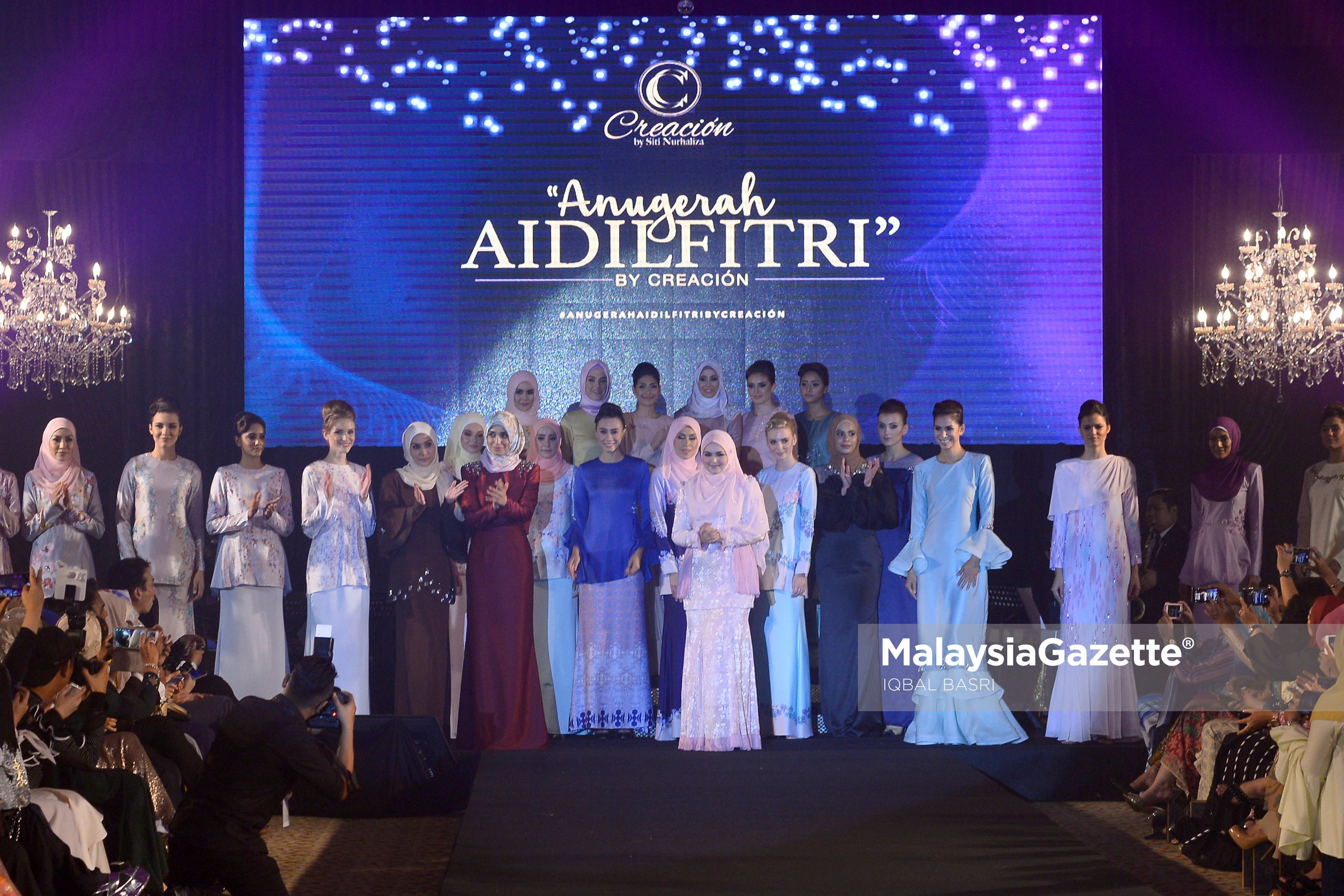 Penyanyi tanah air, Datuk Siti Nurhaliza bergambar bersama koleksi pakaian pada Majlis Anugerah Aidilfitri Creation by Datuk Siti Nurhaliza di Hotel Royale Chulan, Kuala Lumpur. foto IQBAL BASRI, 02 MEI 2017.