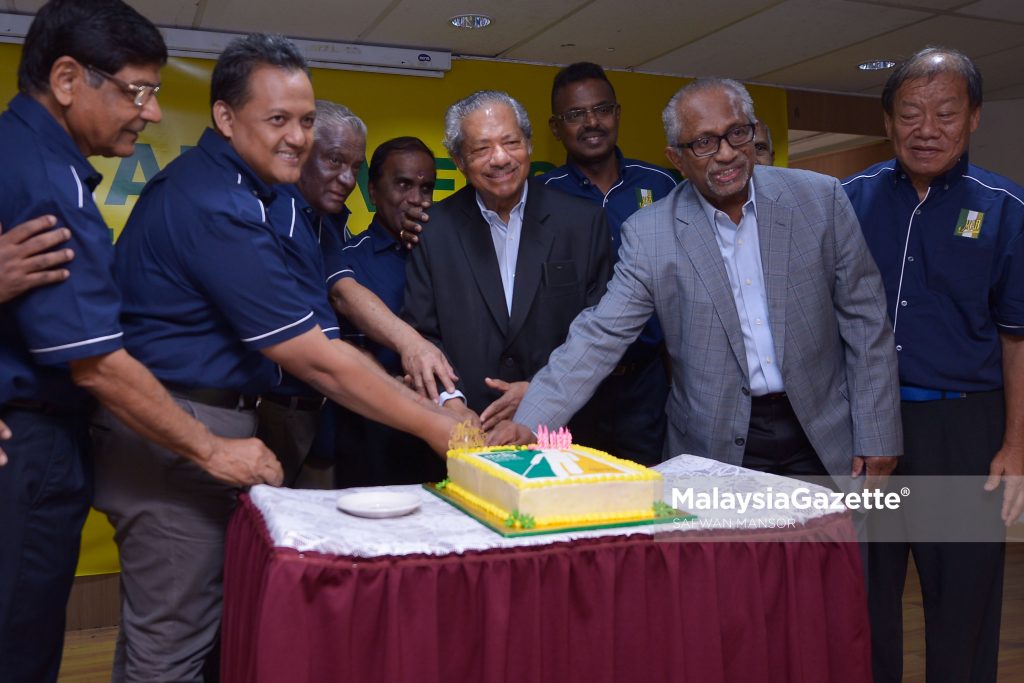 Timbalan Presiden Persatuan Bagi Orang Buta (MAB), Datuk S. Kulasegaran bersama ahli majlis tertinggi MAB memotong kek pada Majlis Sambutan Ulangtahun ke 65 Presiden Persatuan Bagi Orang Buta (MAB) di Brickfields, Kuala Lumpur. foto SAFWAN MANSOR, 06 MEI 2017