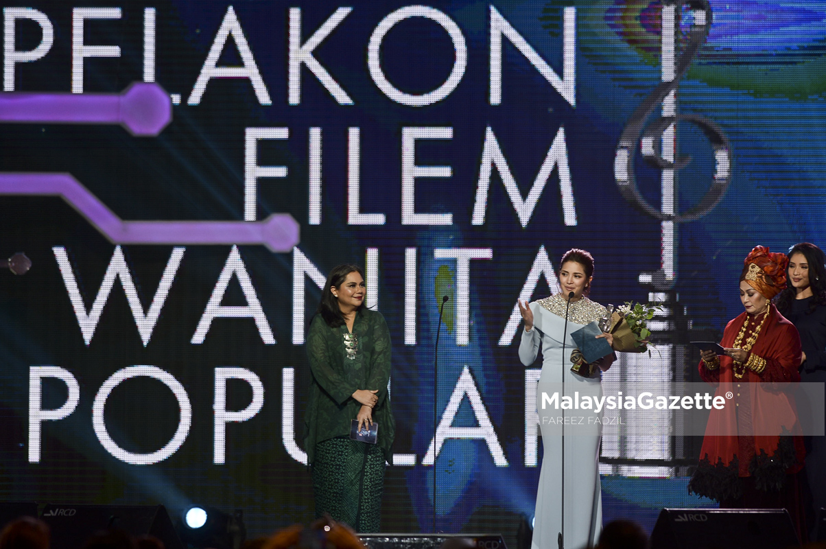 Fazura berucap selepas dinobatkan sebagai Pelakon Filem Wanita Popular pada Anugerah Bintang Popular Berita Harian (ABPBH) 3.0 di Pusat Konvensyen Antarabangsa Putrajaya, Putrajaya. foto FAREEZ FADZIL, 14 MEI 2017