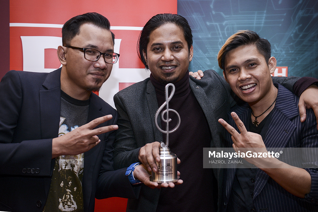 Akim dan The Majistret bersama trofi selepas merangkul anugerah Artis Kolaborasi,Duo dan Berkumpulan Popular pada malam Anugerah Bintang Popular 3.0 di Pusat Konvensyen Antarabangsa Putrajaya (PICC), Putrajaya. foto HAZROL ZAINAL, 14 MEI 2017