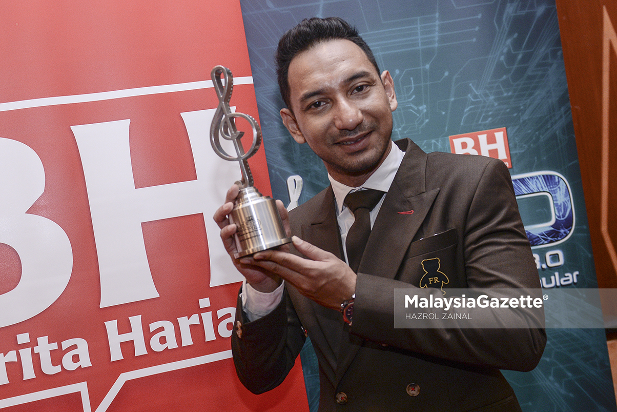 Zizan Razak bersama trofi selepas merangkul anugerah Artis Komedi Popular pada malam Anugerah Bintang Popular 3.0 di Pusat Konvensyen Antarabangsa Putrajaya (PICC), Putrajaya. foto HAZROL ZAINAL, 14 MEI 2017