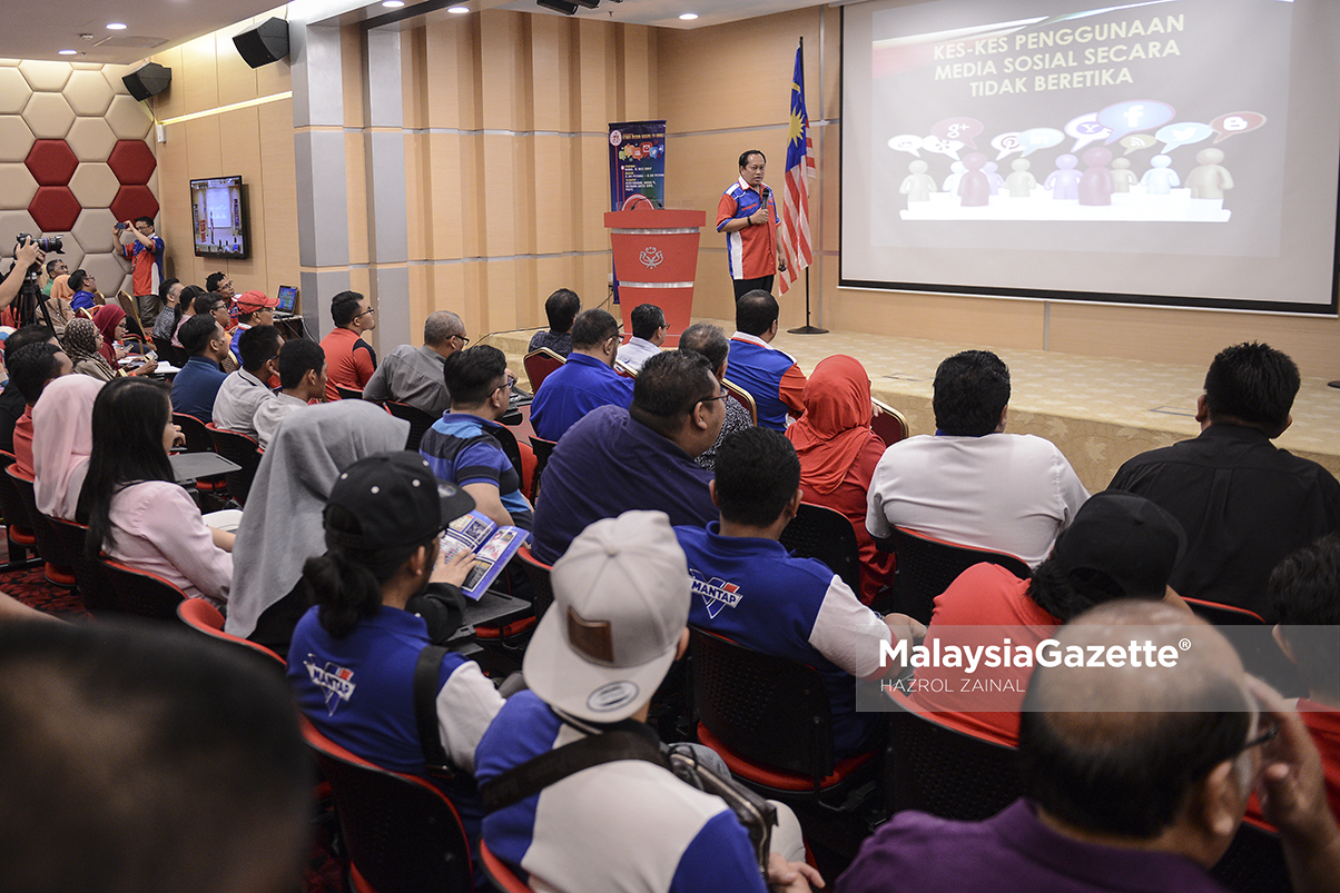 Pengerusi Biro IT UMNO, Datuk Ahmad Maslan berucap pada Seminar Etika Media Sosial (E-MAS) di Menara Dato Onn, Pusat Dagangan Dunia Putra (PWTC), Kuala Lumpur. foto HAZROL ZAINAL, 14 MEI 2017.