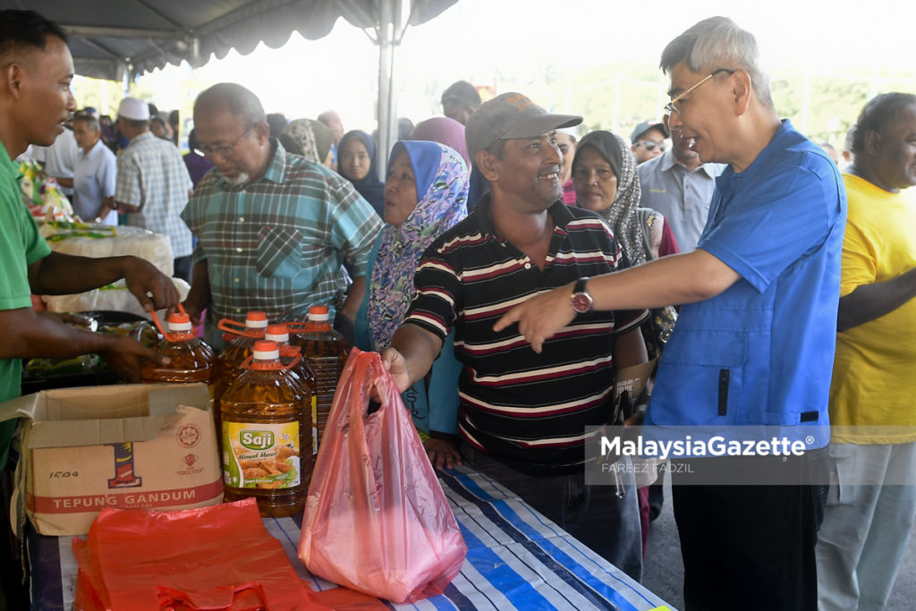 Calon Barisan Nasional P.076 Teluk Intan, Datuk Seri Mah Siew beramah mesra dengan sebahagian penduduk pada Program Jualan Sentuhan Rakyat di Taman Nanas, Teluk Intan, Perak.