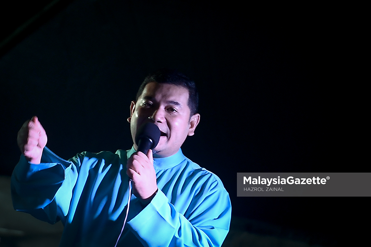 Naib Presiden Parti Keadilan Rakyat (PKR), Rafizi Ramli berucap pada Himpunan Merdeka Rakyat yang dihadiri oleh ribuan penyokong di Padang Timur, Petaling Jaya, Selangor. foto HAZROL ZAINAL, 16 MEI 2018.