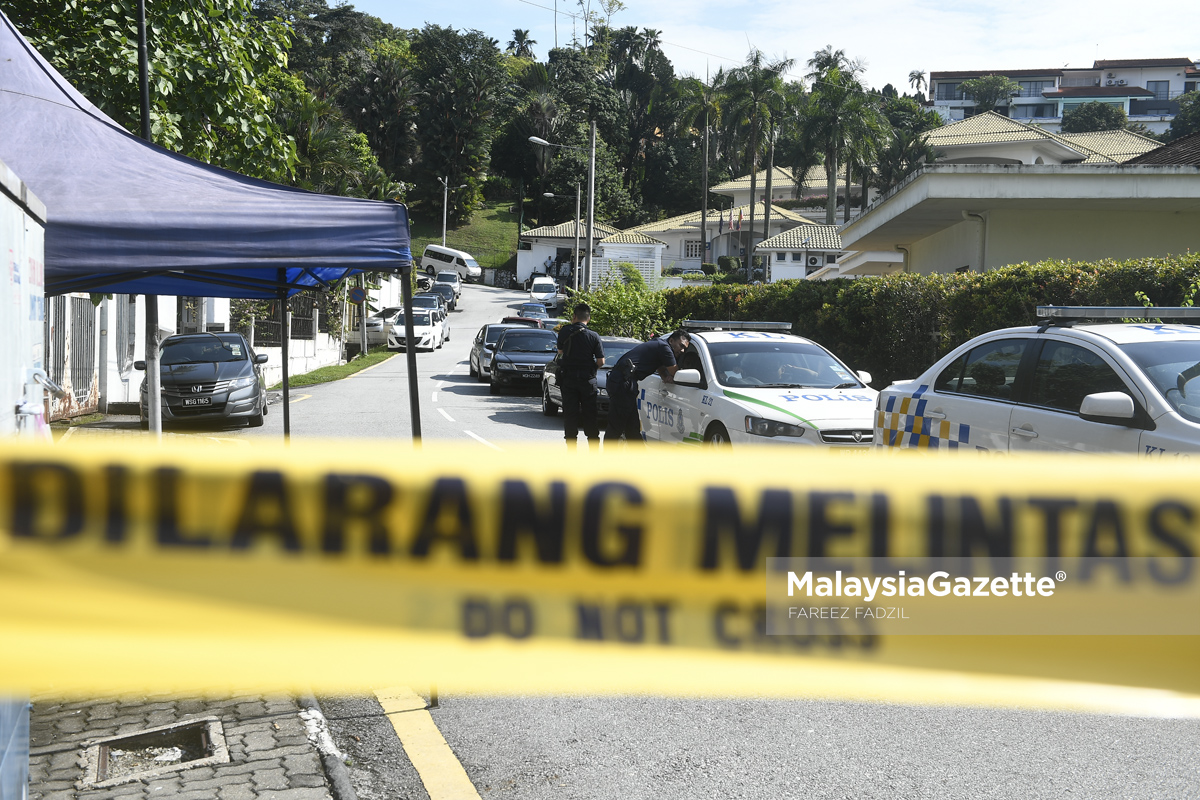 Beberapa anggota polis berkawal di perkarangan rumah Mantan Perdana Menteri, Datuk Seri Najib Tun Razak untuk mengambil barangan yang akan membantu siasatan berkaitan isu 1MDB di Jalan Langgak Duta, Kuala Lumpur. foto FAREEZ FADZIL, 17 MEI 2018