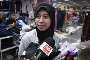 Ibu penerima sumbangan, Padriah Musalib, 34, pada Program Shopping Raya Bersama Anak-Anak Yatim dan Miskin 2018 Anjuran Yayasan PEKEMA di Mydin Mall Subang Jaya, Selangor. foto SYAFIQ AMBAK, 09 JUN 2018