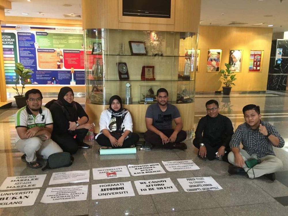 Gabungan Mahasiswa demo depan KPM