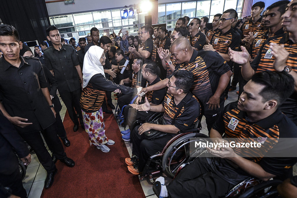 Wan Azizah Serah Jalur Gemilang Kepada Kontinjen Negara Sukan Para