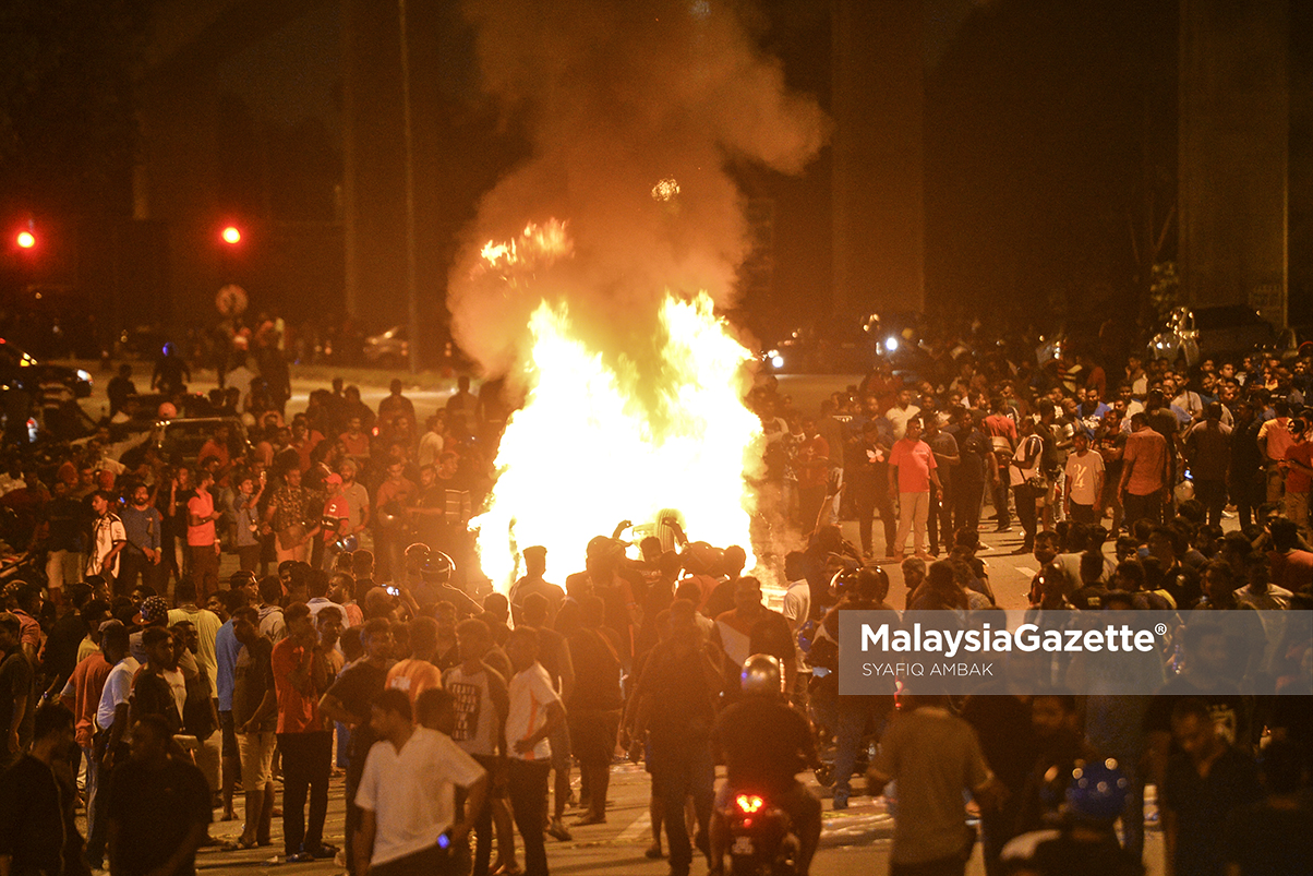 Kereta Di Bakar Pada Insiden Rusuhan Kuil Sri Mariamman