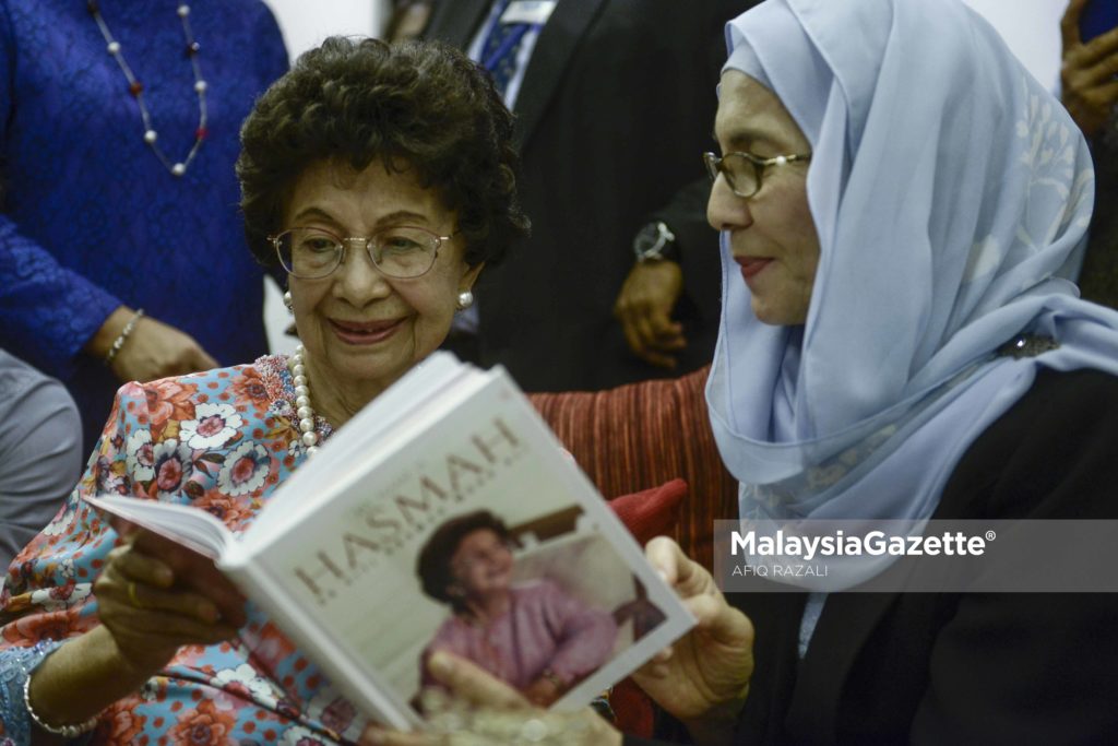 MGF04122018_TUNDRSITIHASMAH HADIR MENYAMPAIKAN SUMBANGAN_08