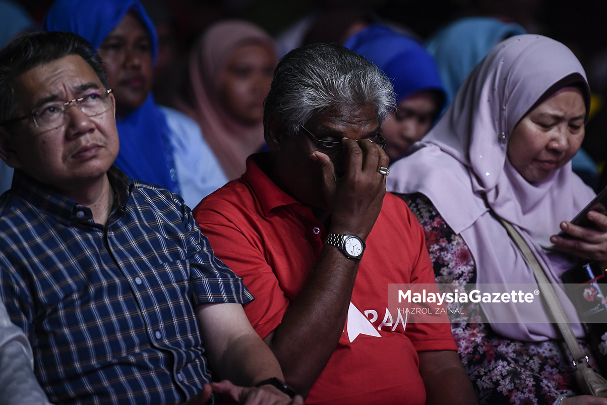 M Manogaran (tengah) diapit pemimpin PAN pada program ceramah umum kempen PRK Cameron Highlands, baru-baru ini. Gambar oleh HAZROL ZAINAL,