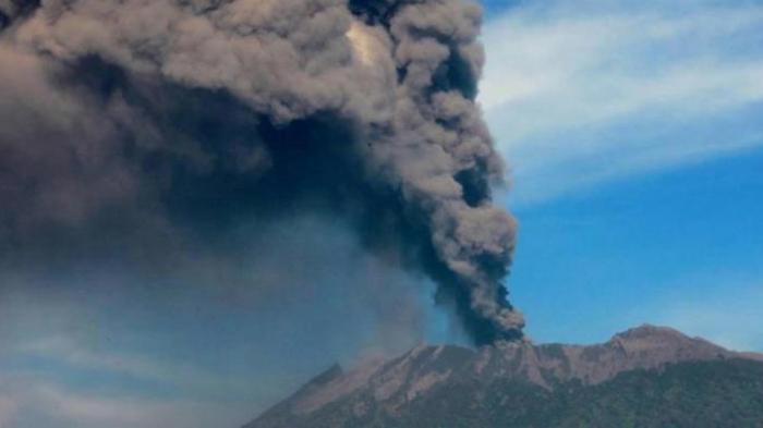 Gunung Raung Meletus Abu Litupi Kawasan Banyuwangi