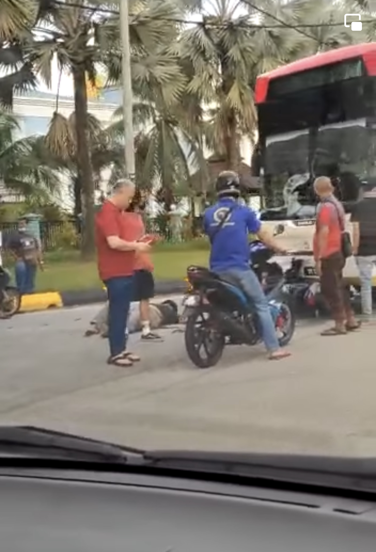 Penunggang Motosikal Maut Dirempuh Bas