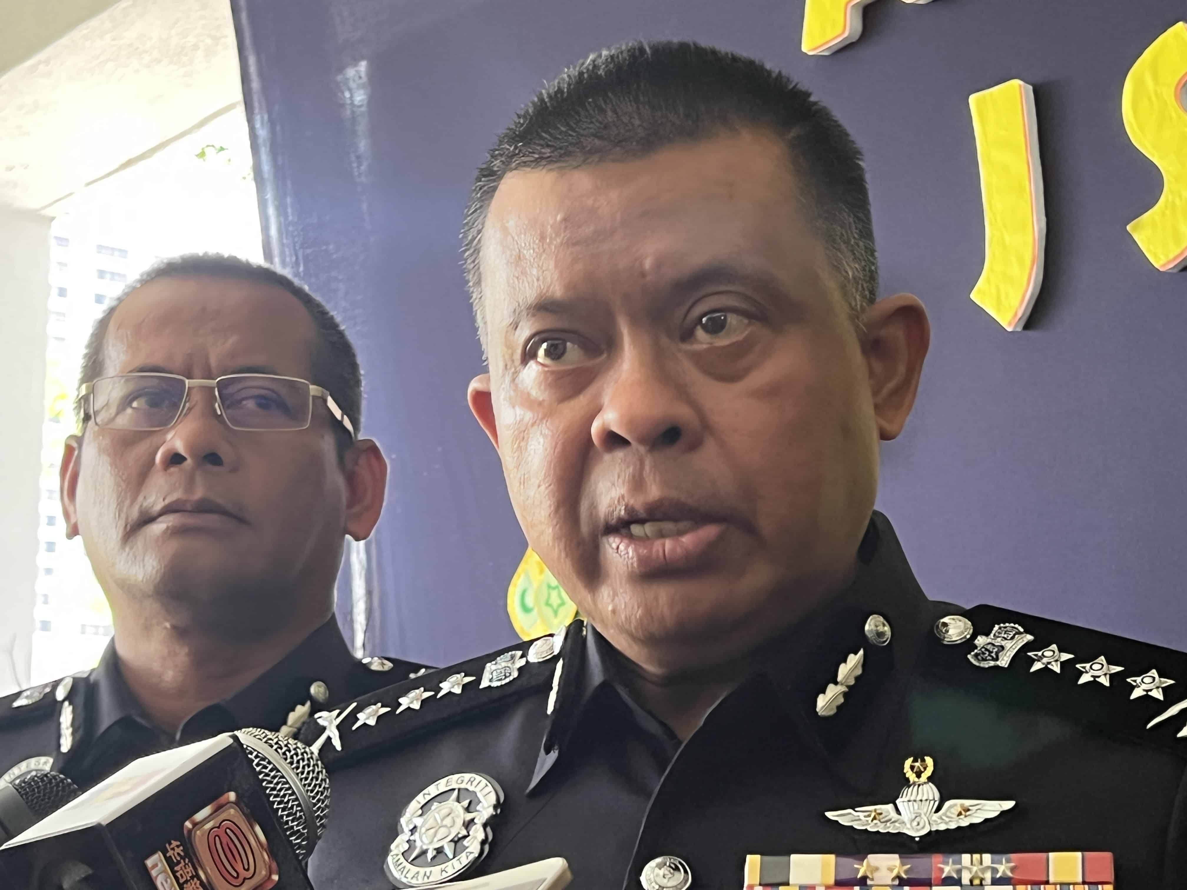 Anggota Polis Kawal Perlawanan Akhir Piala Fa