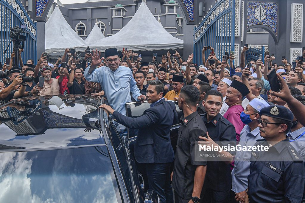 Anwar Solat Jumaat Di Masjid Jamek Kampung Baru