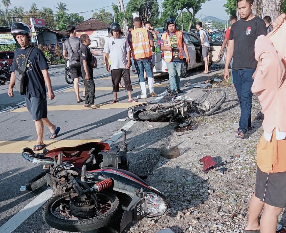 Dua Penunggang Motosikal Parah Langgar Kereta Masuk Laluan Bertentangan