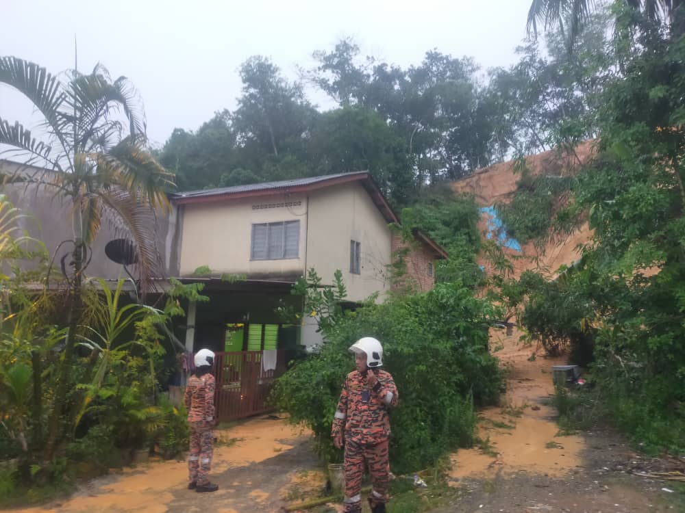 Lereng Bukit Runtuh Dua Penduduk Kena Pindah