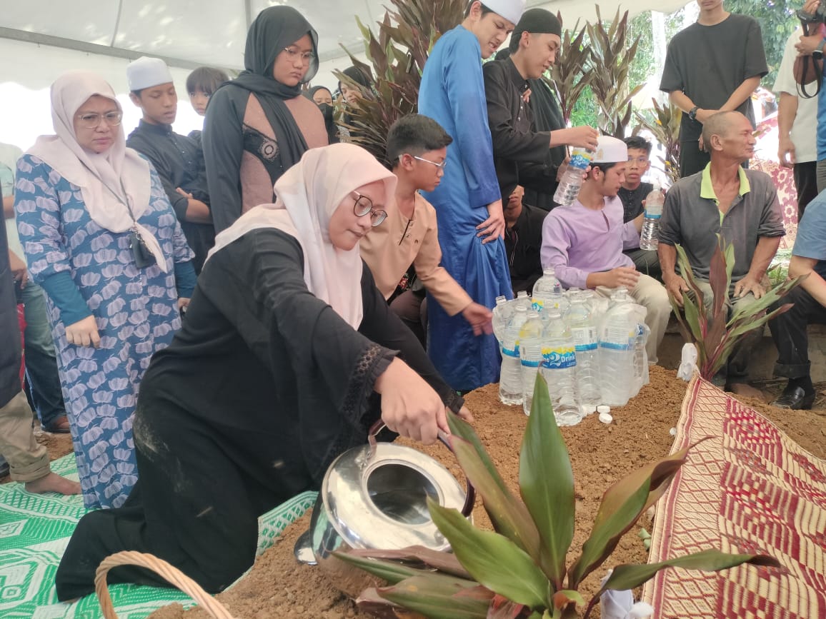 Jenazah Ustaz Idris Selamat Dikebumikan