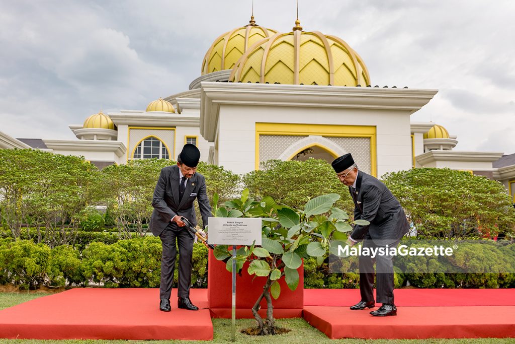 Lawatan Rasmi Tiga Hari Sultan Brunei Ke Malaysia