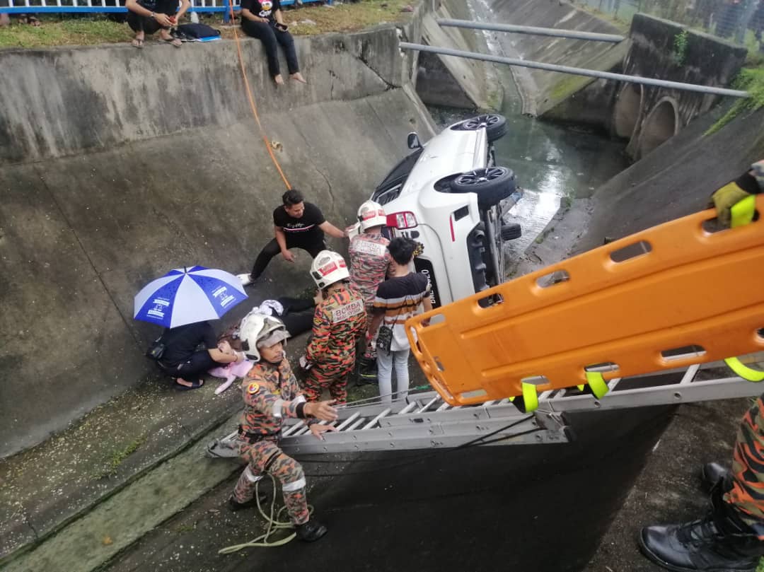 Wanita Cedera Di Kepala Kereta Terbabas Masuk Longkang Besar