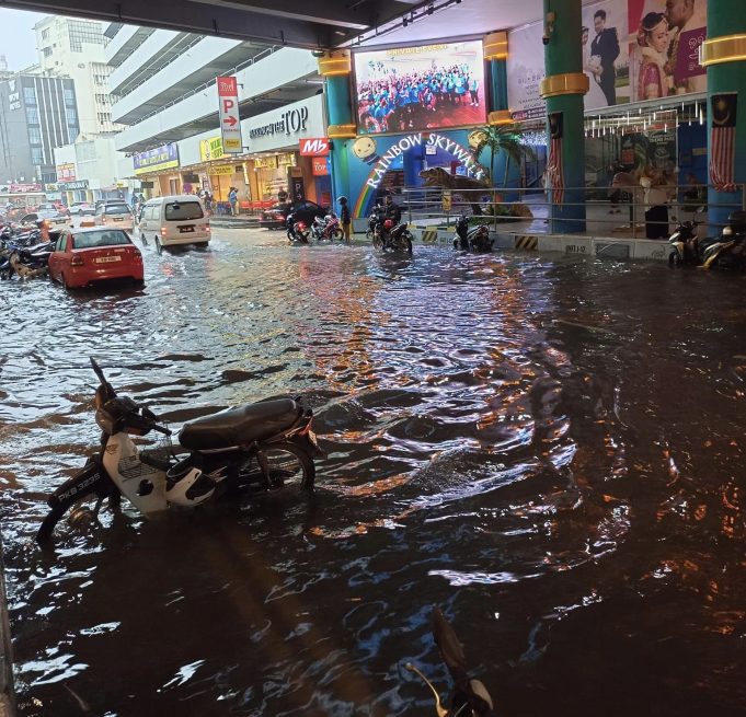 George Town Sesak KOMTAR Dilanda Banjir Kilat