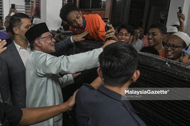 Anwar Solat Jumaat Di Masjid Jamek Sri Petaling