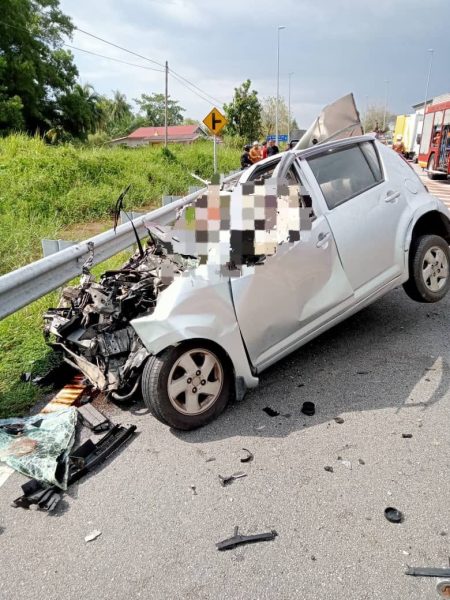 Kereta Langgar Tepi Lori Pemandu Myvi Maut