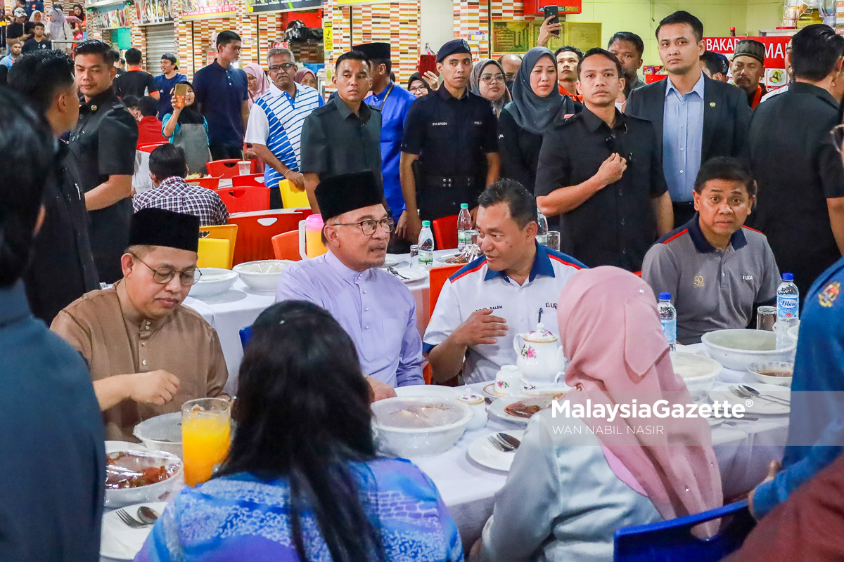 Anwar Solat Jumaat Di Masjid Jamek