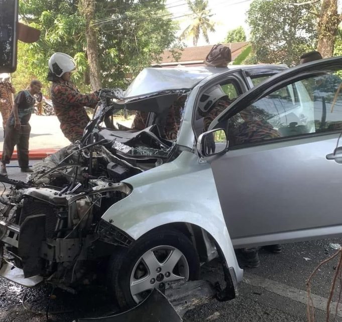 Seorang Maut Dua Parah Bertembung Lori Ikan