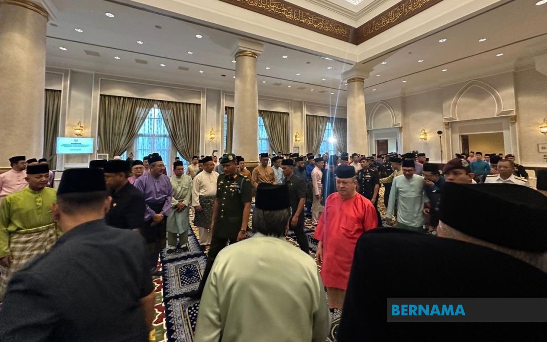 Agong Permaisuri Solat Aidilfitri Di Istana Negara