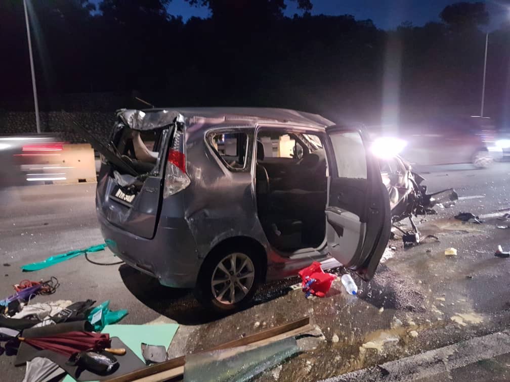 Lima Individu Nyaris Maut Kereta Terbabas Langgar Pembahagi Jalan