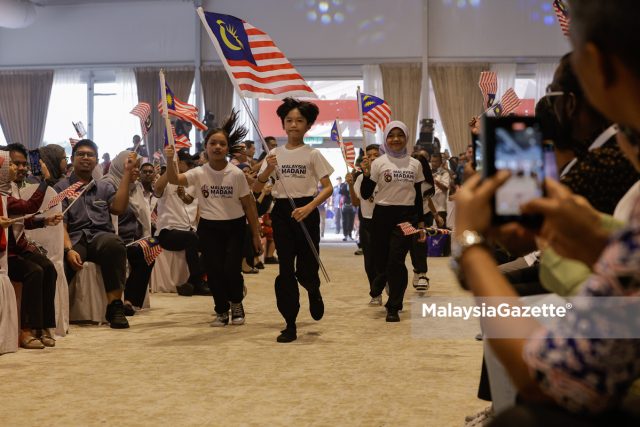 Anwar Ibrahim Lancar Bulan Kebangsaan Dan Kibar Jalur Gemilang