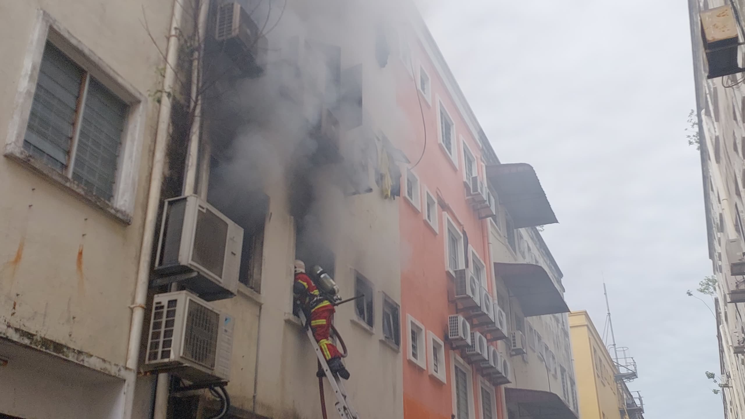 Dua Beradik Maut Ibu Kritikal Bangunan Rumah Kedai Terbakar