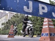 Hanya kerana mahu lulus ujian memandu, seorang penuntut kolej bertindak di luar jangkaan dengan mengacukan sebilah pisau kepada seorang anggota Jabatan Pengangkutan Jalan (JPJ).