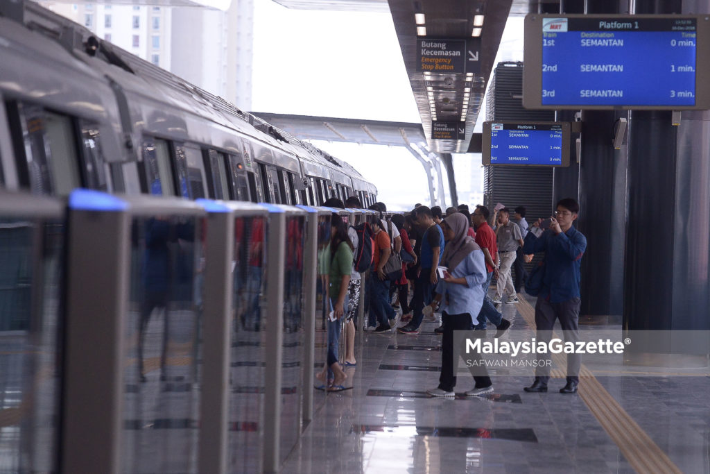 Orang ramai dilihat mula menggunakan perkhidmatan Transit Aliran Massa Laluan Sungai Buloh-Kajang (MRT SBK) ketika tinjauan lensa Malaysia Gazette pada hari pertama operasi. foto SAFWAN MANSOR, 16 DISEMBER 2016
